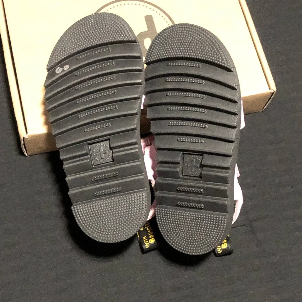 Dr.Martens Girls has Klaire Sandals Sz 11 Pale Pink Athena Leather Strap Open To